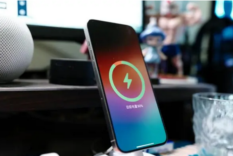 万荣苹果15换屏服务分享用什么充电器给iPhone15充电更好 